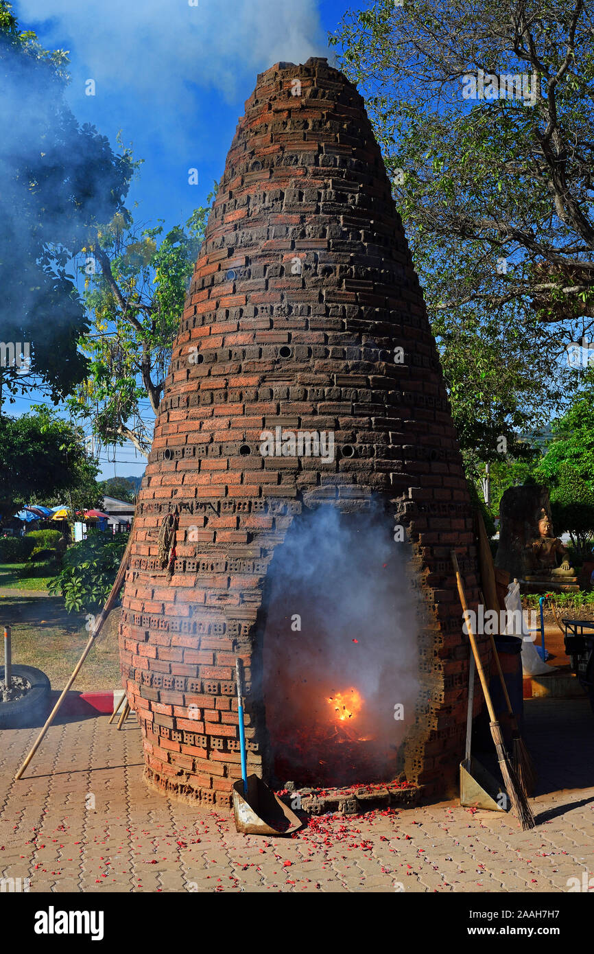 Ofen zum Abbrennen von Feuerwerkskörpern zur Ehrung der Götter und Aussprechen von Wünschen,  Wat Chalong, größter Tempel auf Phuket, Thailand Stock Photo