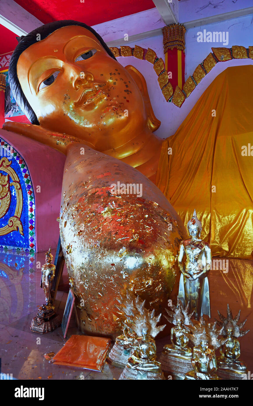 liegender Buddha im Wat Srisoonthron Tempel, Koh Siray, Thailand Stock Photo