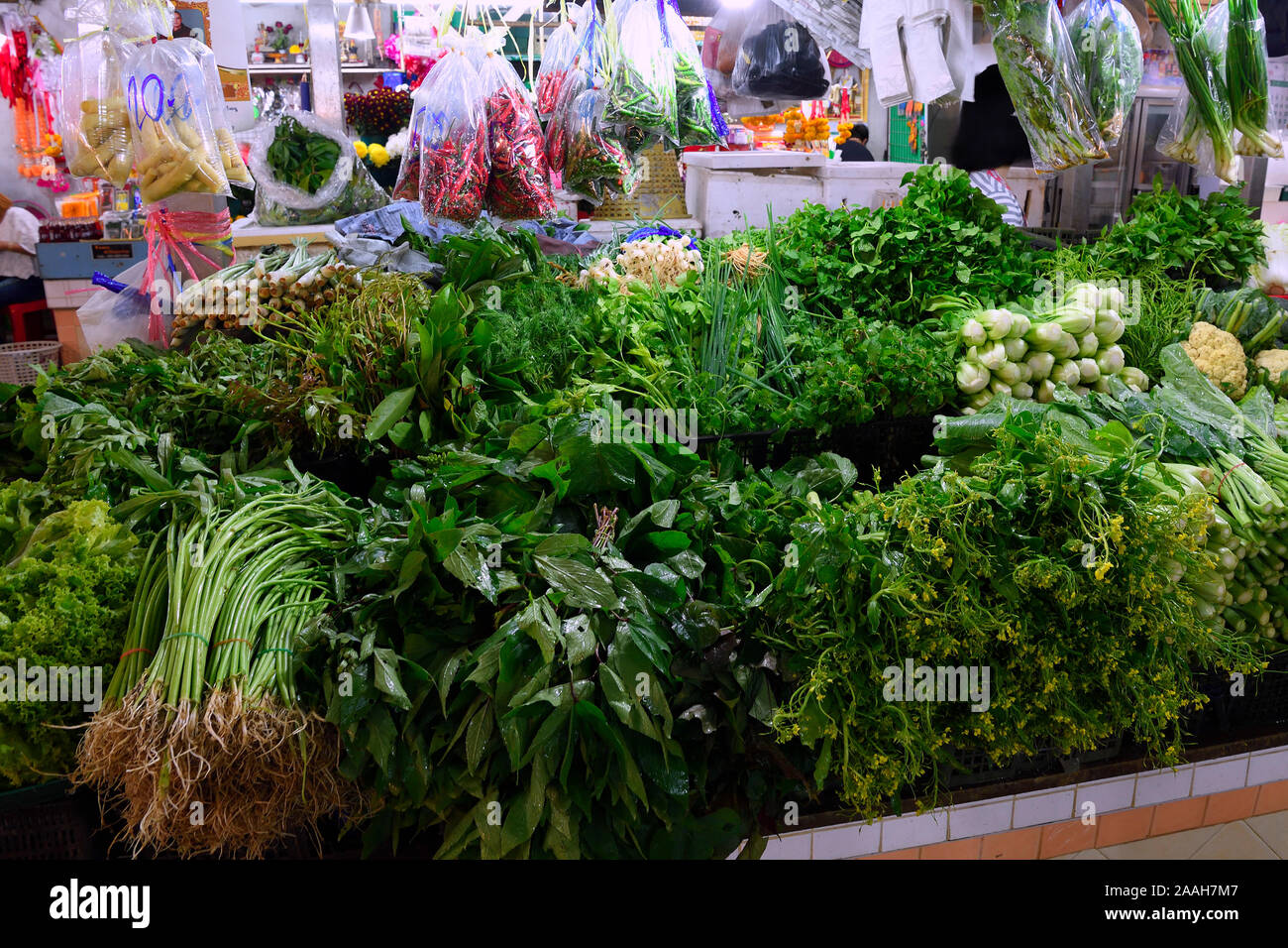 typischer Stand mit riesiger Auswahl an frischen Kräutern und Gewürzen auf dem Banzaan fresh market, Patong Beach, Phuket, Thailand Stock Photo