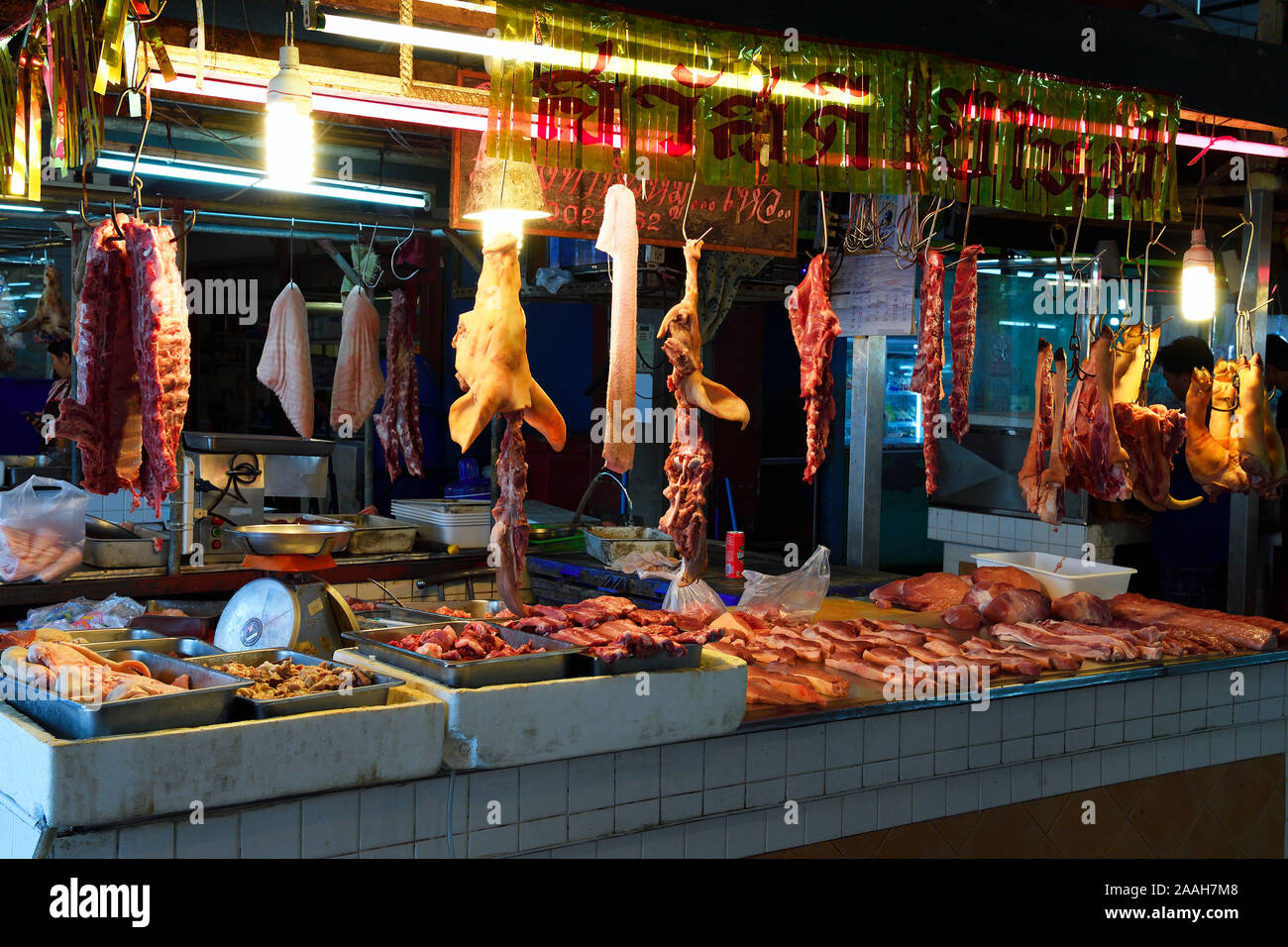 typischer Stand für Fleisch auf dem Banzaan fresh market, Patong Beach, Phuket, Thailand Stock Photo