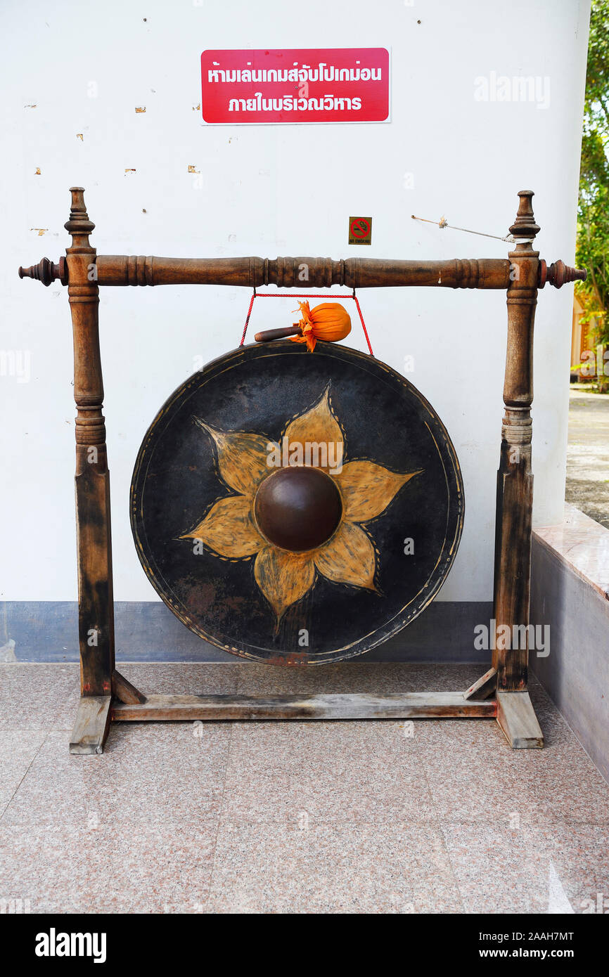 historischer Gong, Tempel Wat Phra Thong, Phuket, Thailand Stock Photo