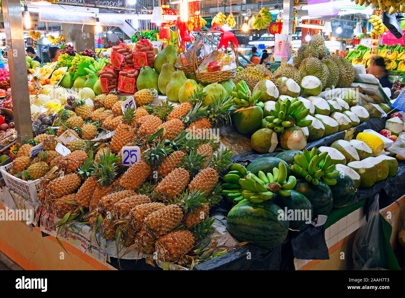 typische Stände mit riesiger Auswahl an frischem Obst und Gemüse auf dem Banzaan fresh market, Patong Beach, Phuket, Thailand Stock Photo