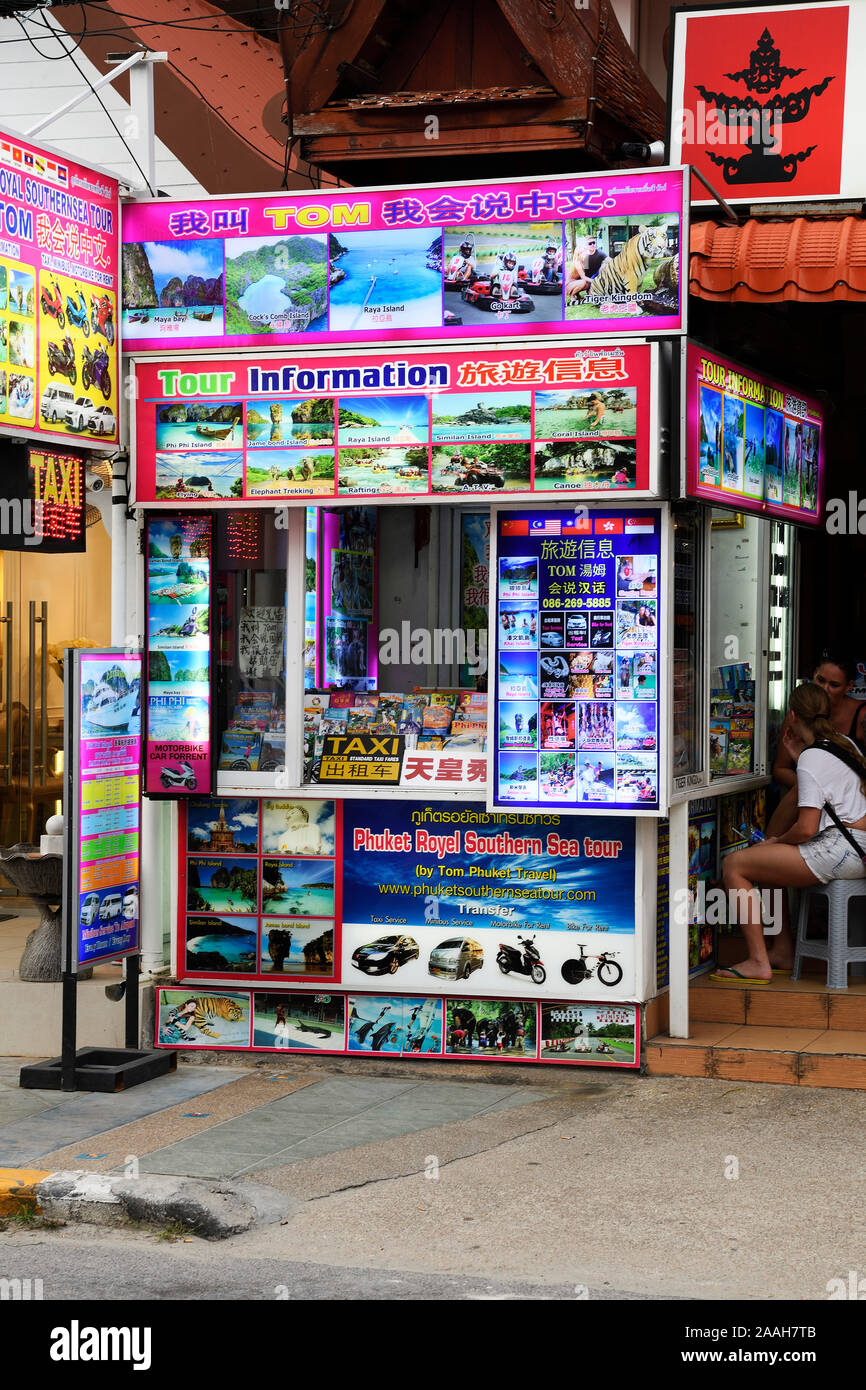 typischer Straßenstand für die Buchung von Touren und Ausflügen, Patong Beach, Phuket, Thailand Stock Photo