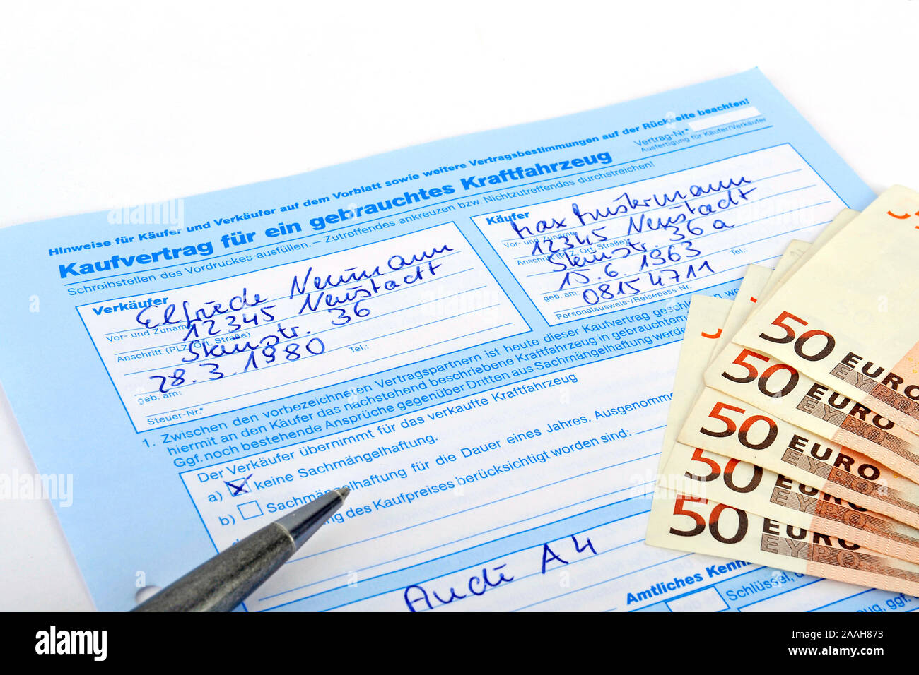 Kaufvertrag für ein gebrauchtes Fahrzeug, Auto Stock Photo