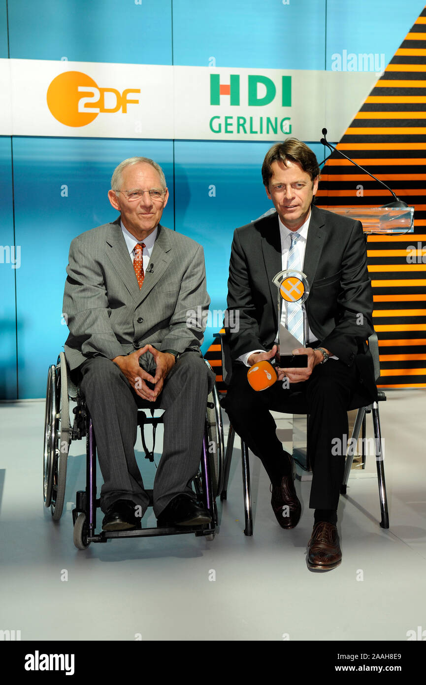 Bundesinnenminister Wolfgang Schaeuble und ZDF TV Moderator Rudi Cerne anlaesslich der Preisverleihung des XY Preises an die Preistraeger 2009 der ZDF Stock Photo