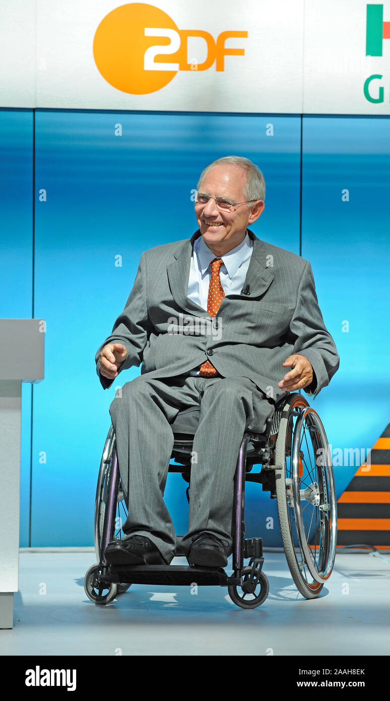 Bundesinnenminister Wolfgang Schaeuble anlaesslich der Preisverleihung des XY Preises an die Preistraeger 2009 der ZDF Sendung Aktenzeichen XY ungeloe Stock Photo