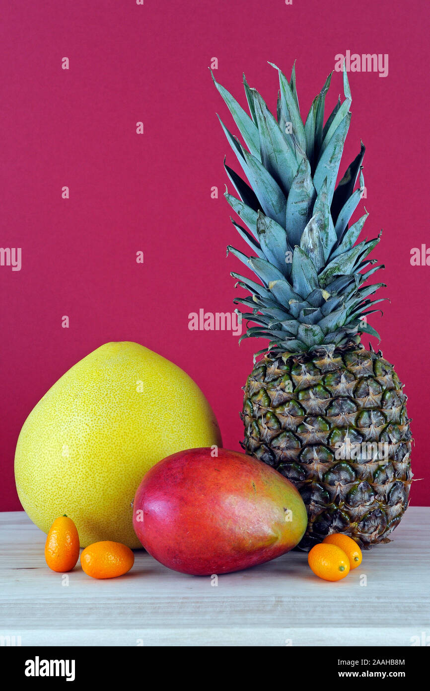 Pomelo, Mango, Ananas, Kumquats, Avocado Stock Photo - Alamy