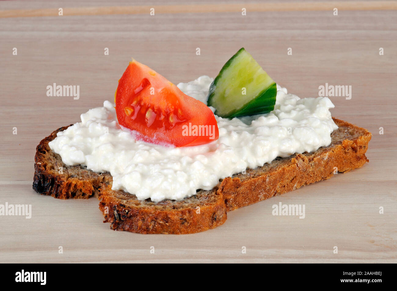 Tomaten und Gurken mit Frischkaesebrot Stock Photo