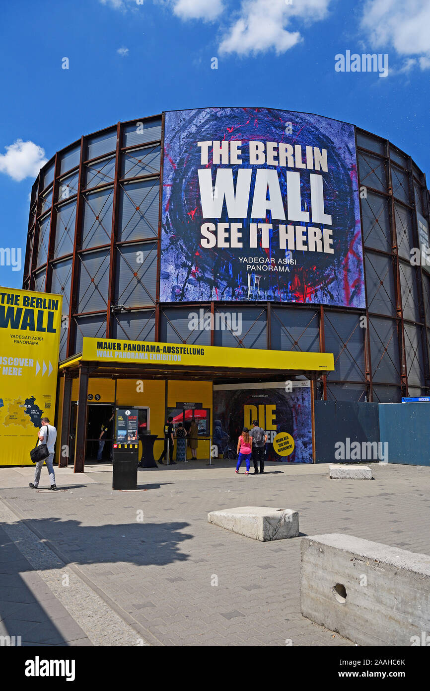 Ausstellungshalle ' The Wall of Berlin', Check Point Charly, Berlin, Deutschland Stock Photo