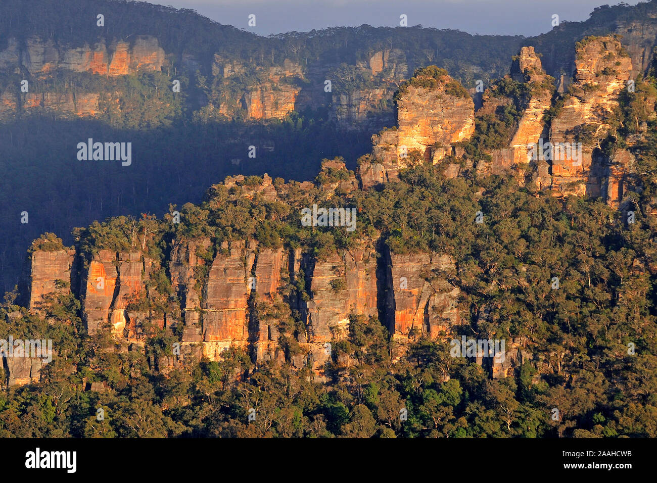 Felsformation 'the three sisters' bei sonnenaufgang im blue mountains nationalpark, australien Stock Photo