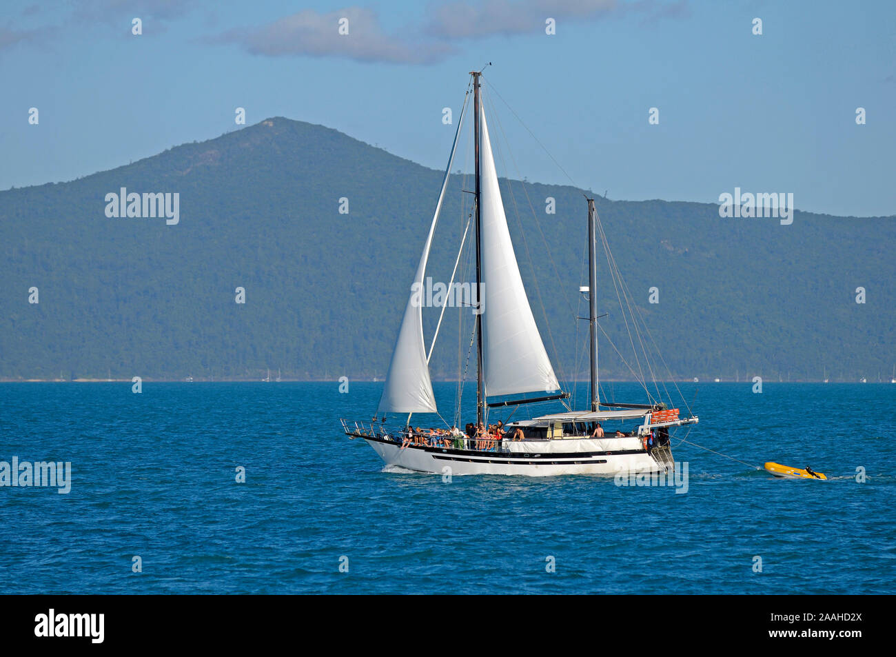 Segelyacht vor den Whitesunday Islands, Australien Stock Photo