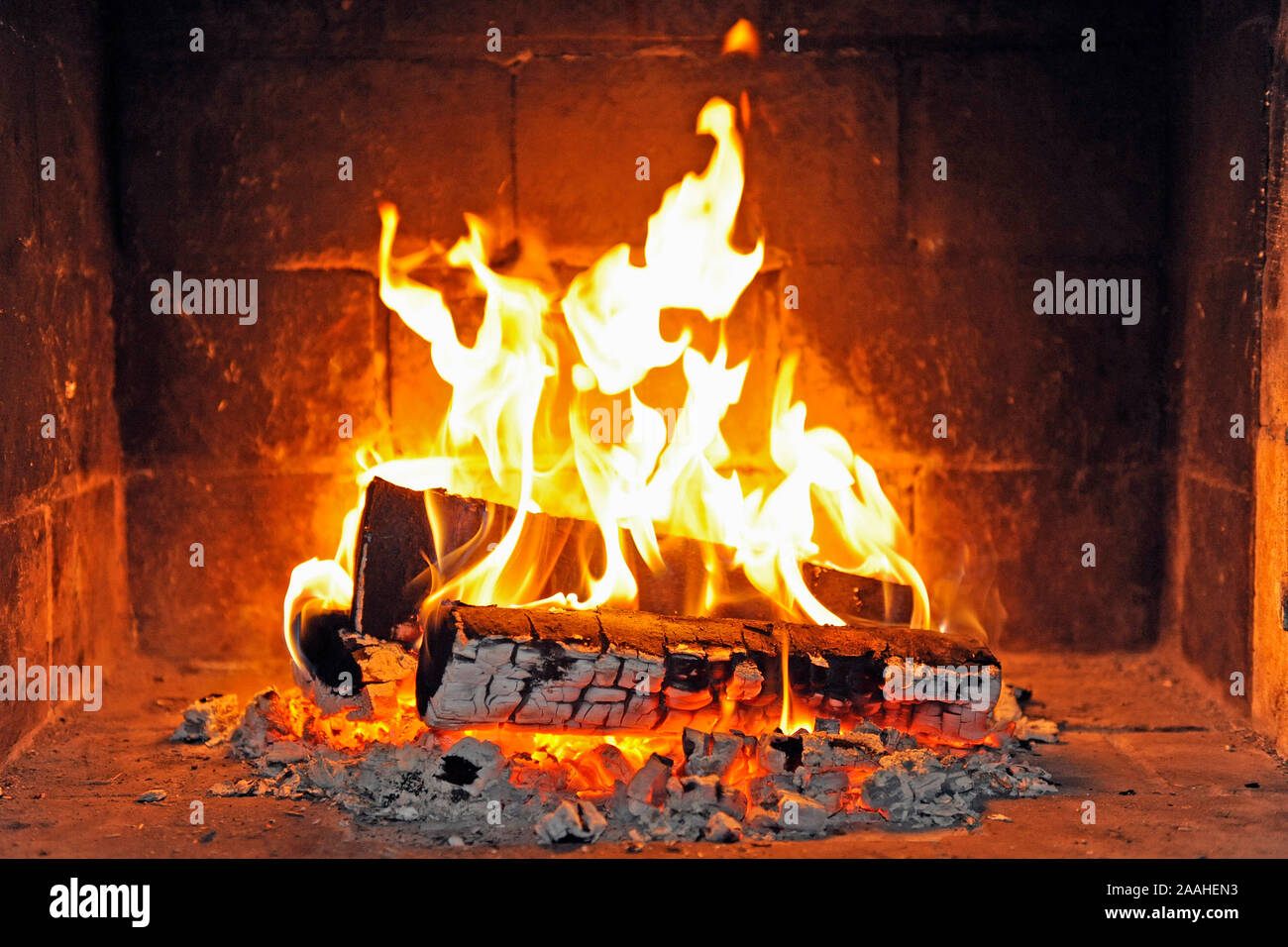 Holzfeuer in einem offenen Kamin Stock Photo