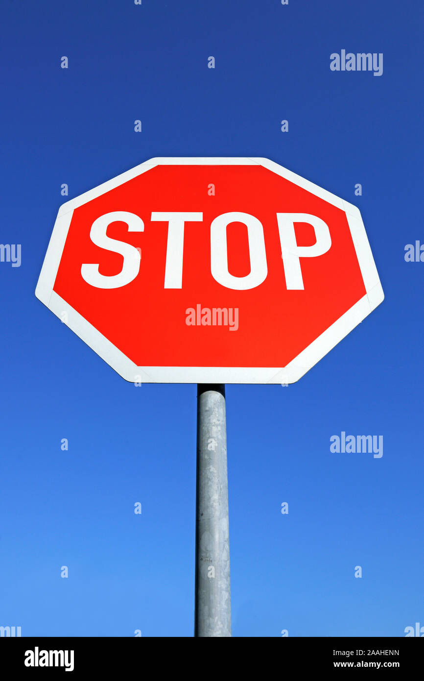 Stop Schild vor blauem Himmel Stock Photo