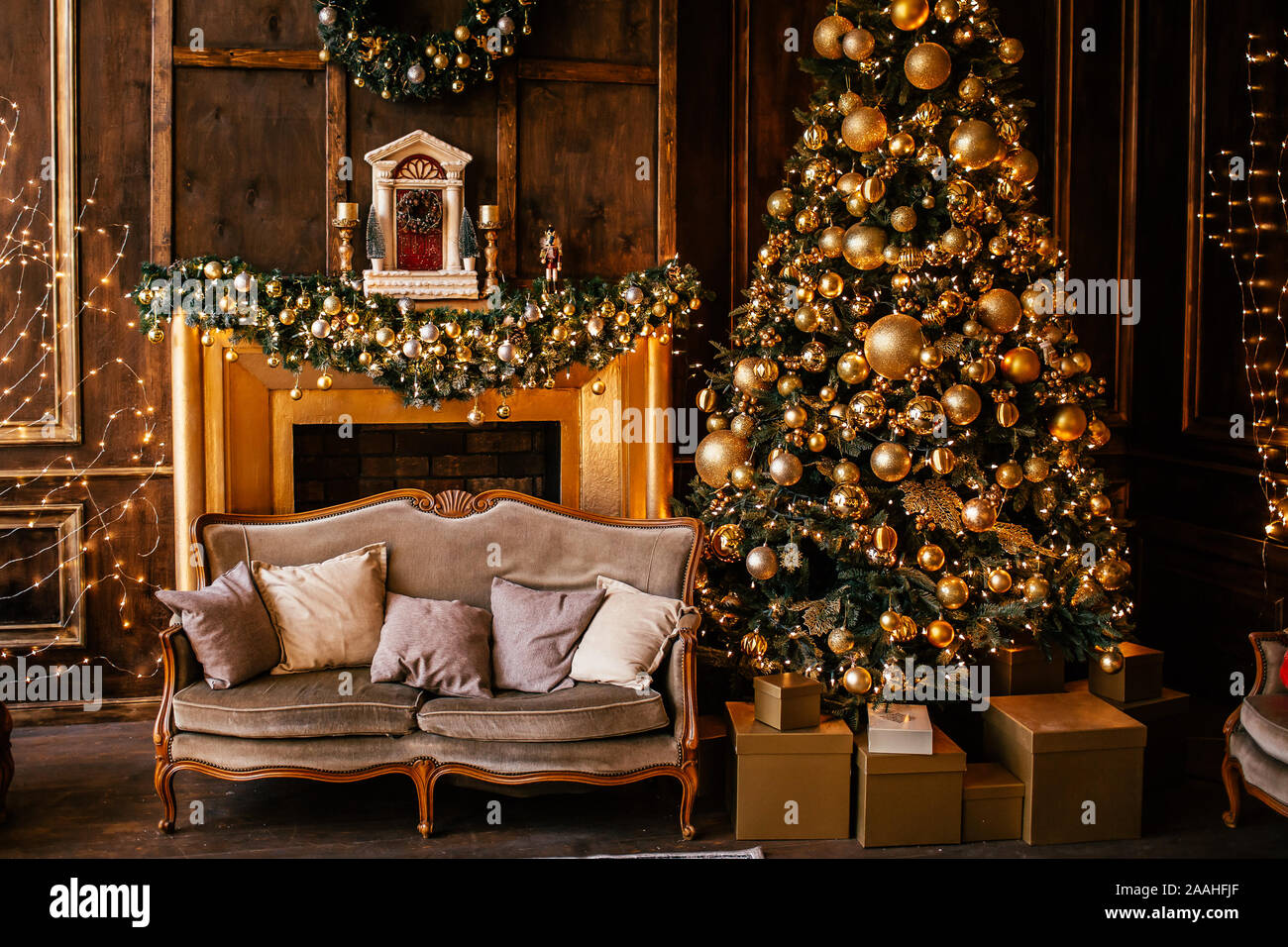 Đừng bỏ lỡ cơ hội chiêm ngưỡng phòng khách trang trí theo chủ đề Noel vô cùng ấn tượng. Những chi tiết nhỏ xinh như những bông tuyết, cây thông, nụ cười cùng những món quà sẽ làm cho không gian trở nên rạng ngời, ấm cúng và vui tươi hơn. Hãy trang trí cho ngôi nhà của bạn thêm phần cuốn hút và đầy phong cách!