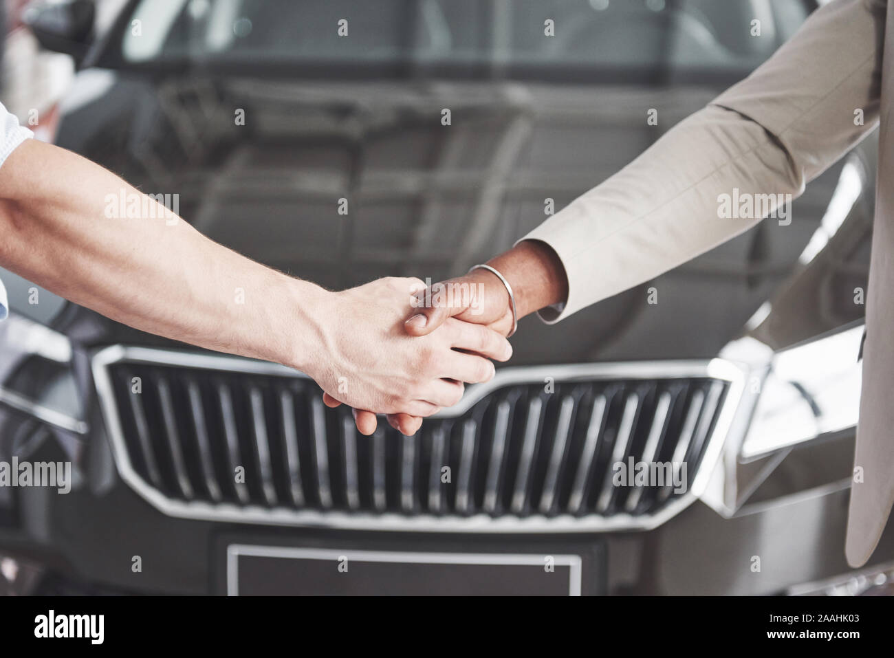 Car deal shake hands hi-res stock photography and images - Alamy