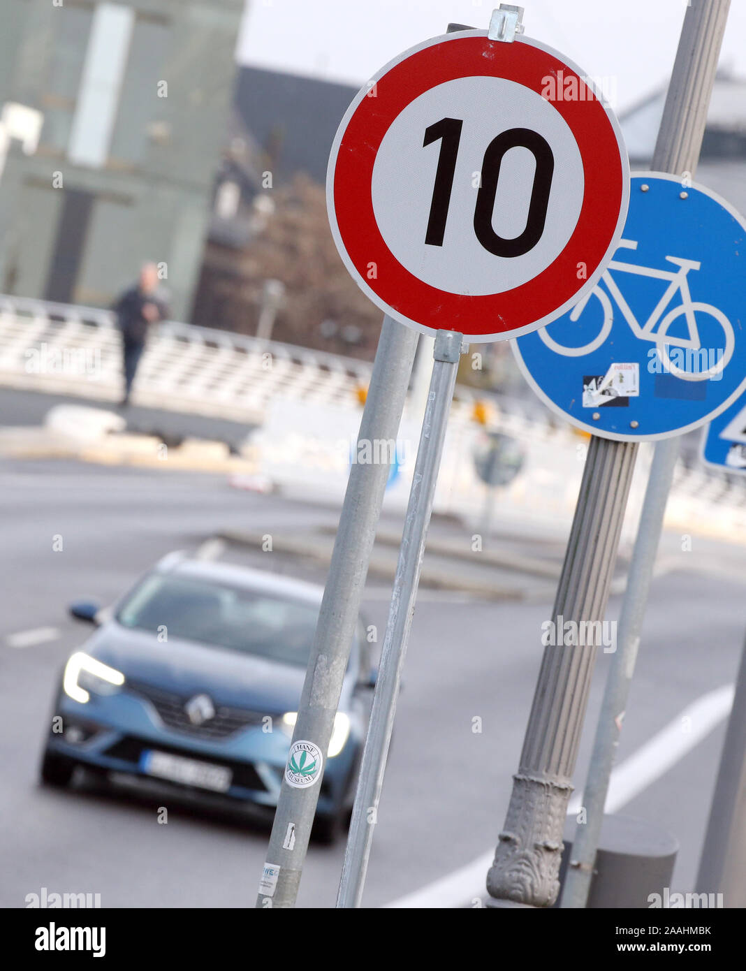 10 km h sign hi-res stock photography and images - Alamy