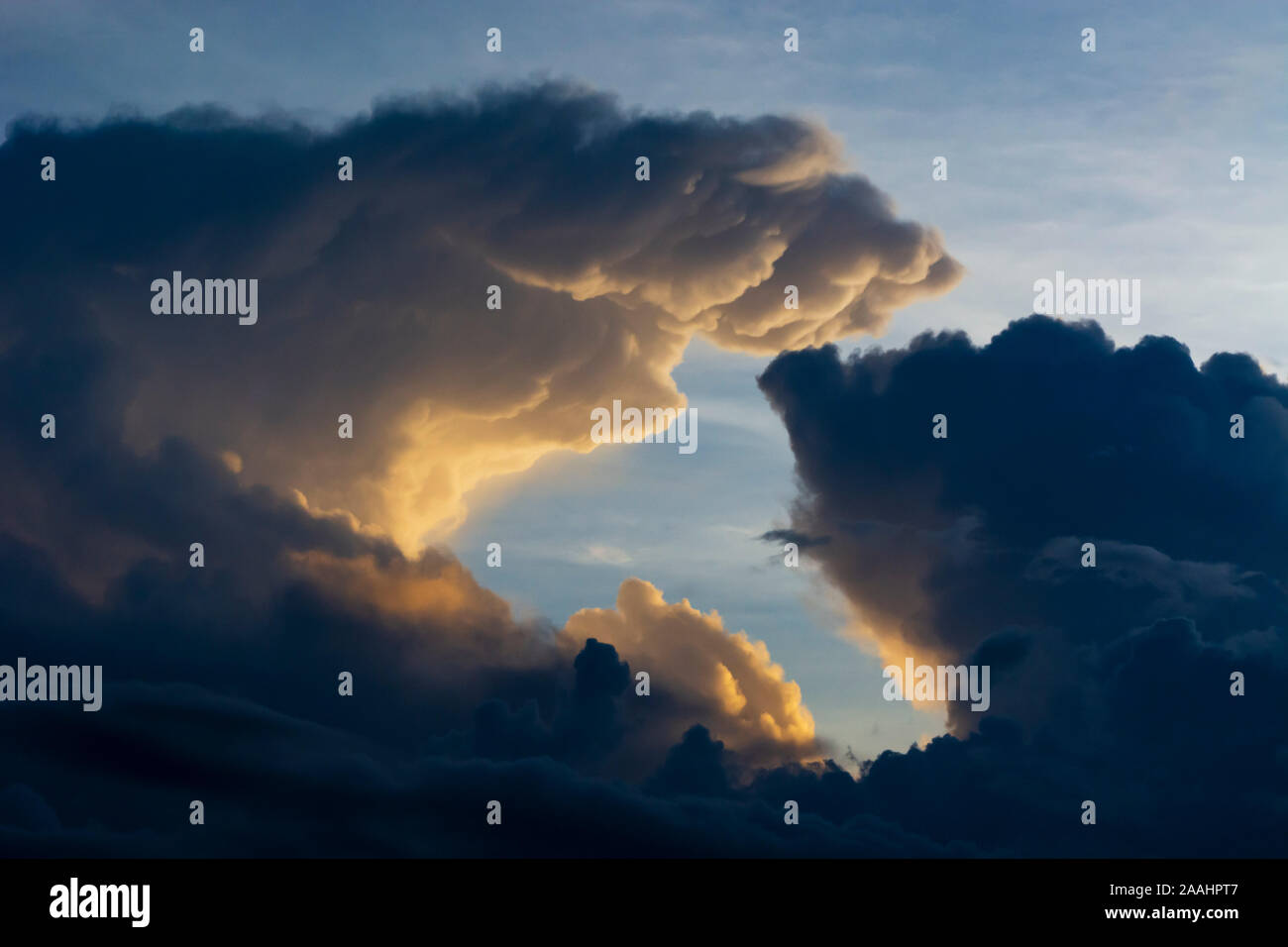 Dark stormy cloud hi-res stock photography and images - Alamy