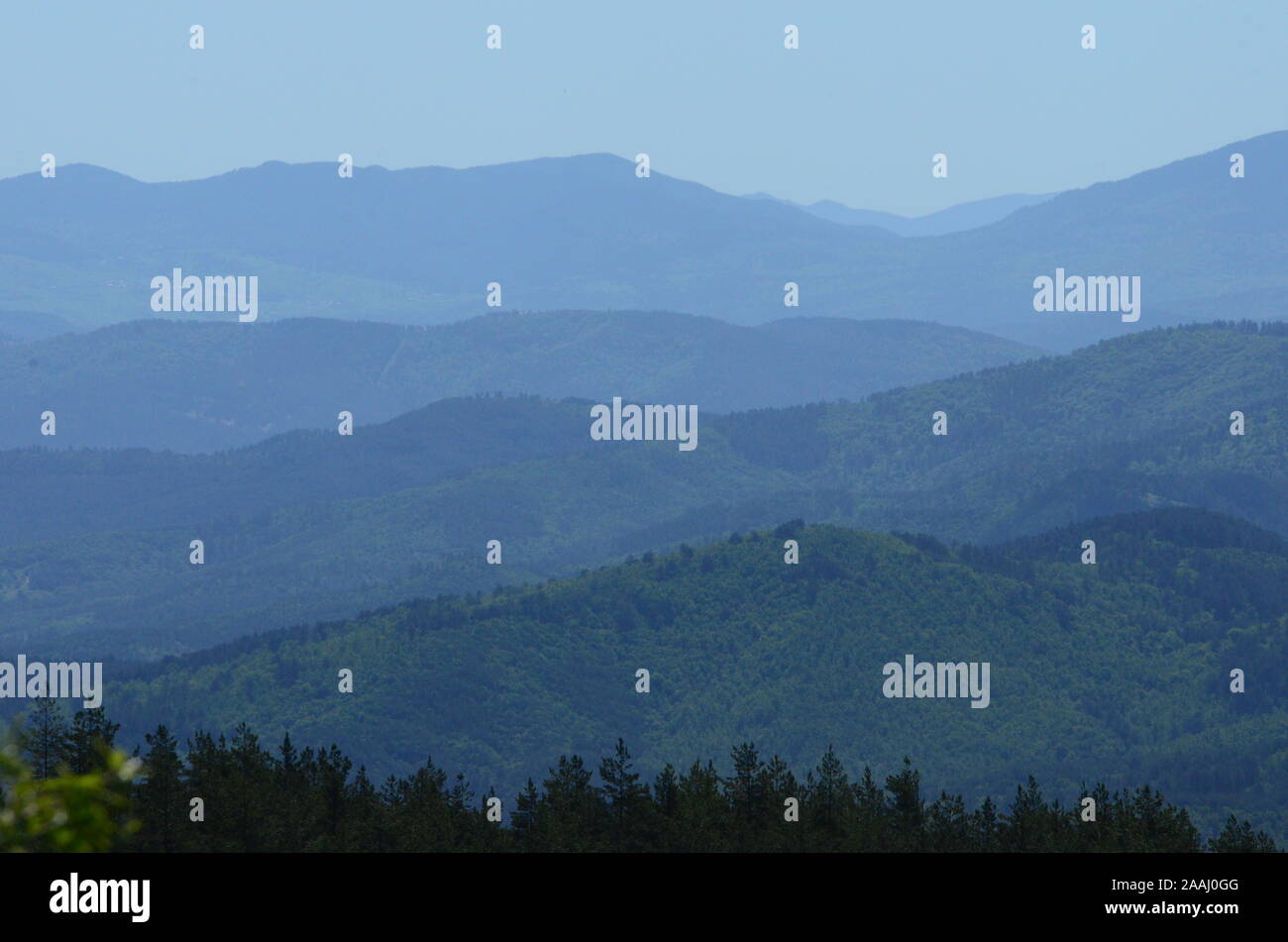 Green rolling hills blue sky hi-res stock photography and images - Alamy