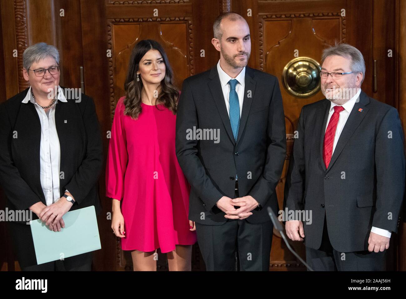 Hanover, Germany. 22nd Nov, 2019. Sabine Tegtmeyer-Dette (l-r), First City Councillor, Derya Onay, Belit Onay (Greens), Hannover's new Lord Mayor and Mayor Thomas Hermann are about to hand over the chain of office in the City Hall. Less than two weeks after his election, Hanover's new Lord Mayor Onay takes office. Credit: Sina Schuldt/dpa/Alamy Live News Stock Photo