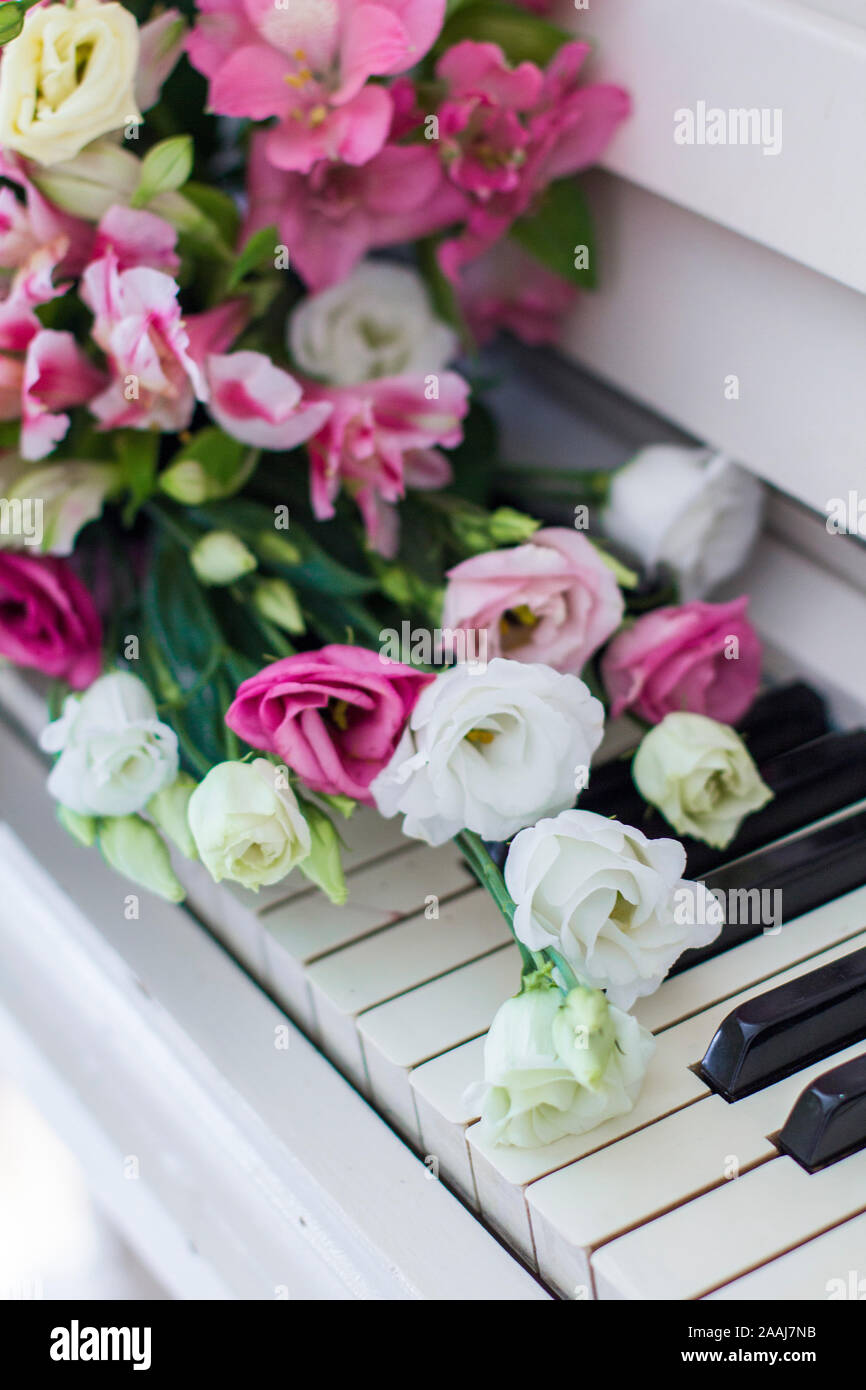 Bouquet of flowers. Flower Arrangement: Roses, Eustomas, Alstroemeria on  the Piano Stock Photo - Alamy