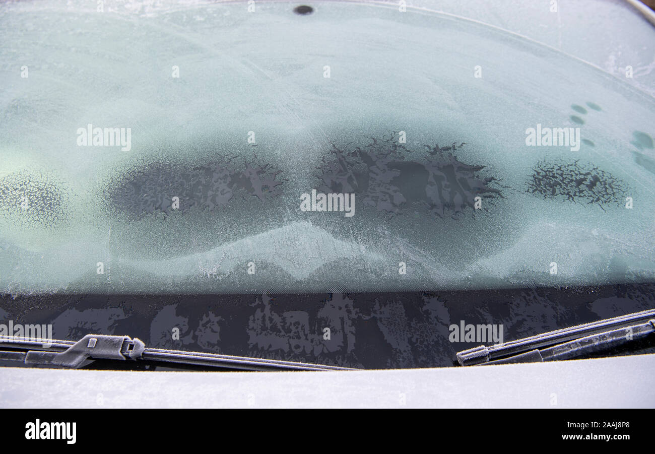 https://c8.alamy.com/comp/2AAJ8P8/windscreen-on-car-defrosting-in-cold-weather-uk-2AAJ8P8.jpg