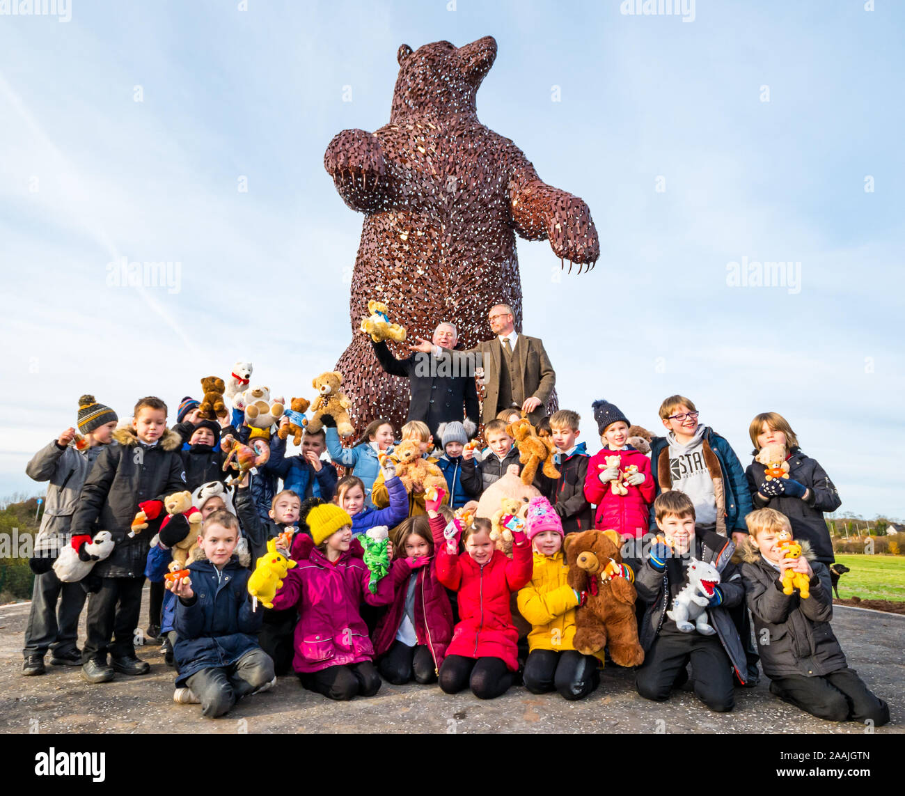 Unveiling of bear sculpture to celebrate John Muir by sculptor Andy Scott with Ken Ross & Dunbar Primary School children, East Lothian, Scotland, UK Stock Photo