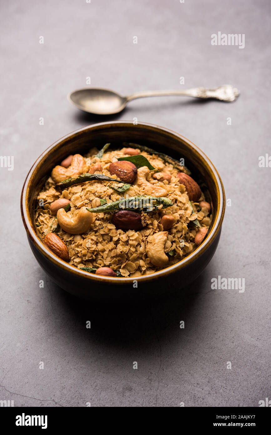 Oats Chivda / Chiwda is a healthy indian recipe with added chilli, peanuts, cashew, almond and curry leaf for flavour. Selective focus Stock Photo