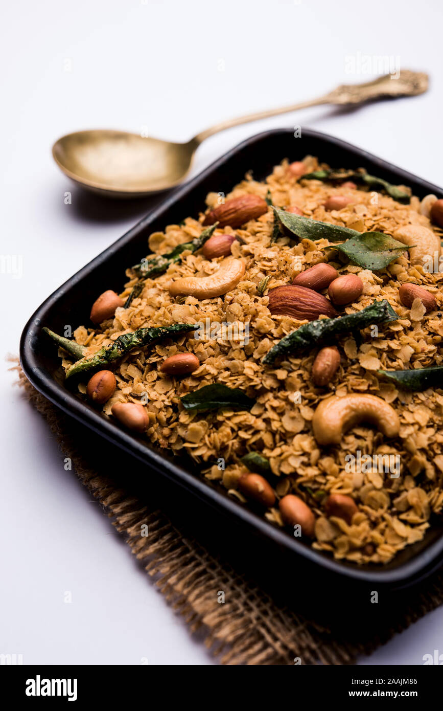 Oats Chivda / Chiwda is a healthy indian recipe with added chilli, peanuts, cashew, almond and curry leaf for flavour. Selective focus Stock Photo