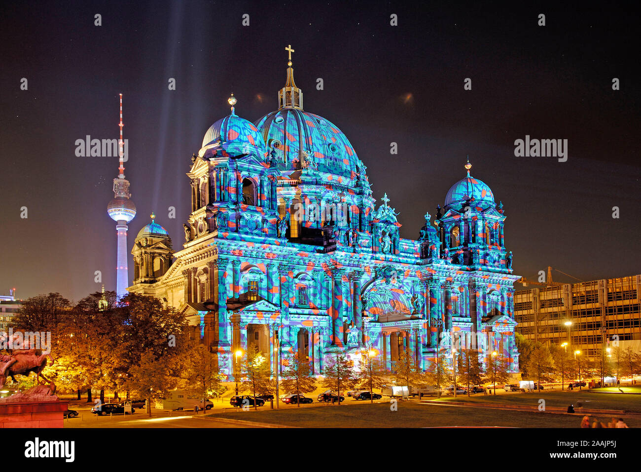 illuminierter Berliner Dom mit Fernsehturm während des 'Festival of Lights' Berlin Stock Photo