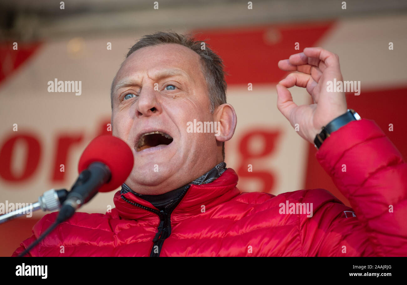 Stuttgart, Germany. 22nd Nov, 2019. Roman Zitzelsberger, IG Metall district manager for Baden-Württemberg, speaks at a rally on the Schlossplatz as part of a nationwide IG Metall action day. Thousands of employees from the car and supplier industries protested against their employers' austerity plans. Credit: Marijan Murat/dpa/Alamy Live News Stock Photo