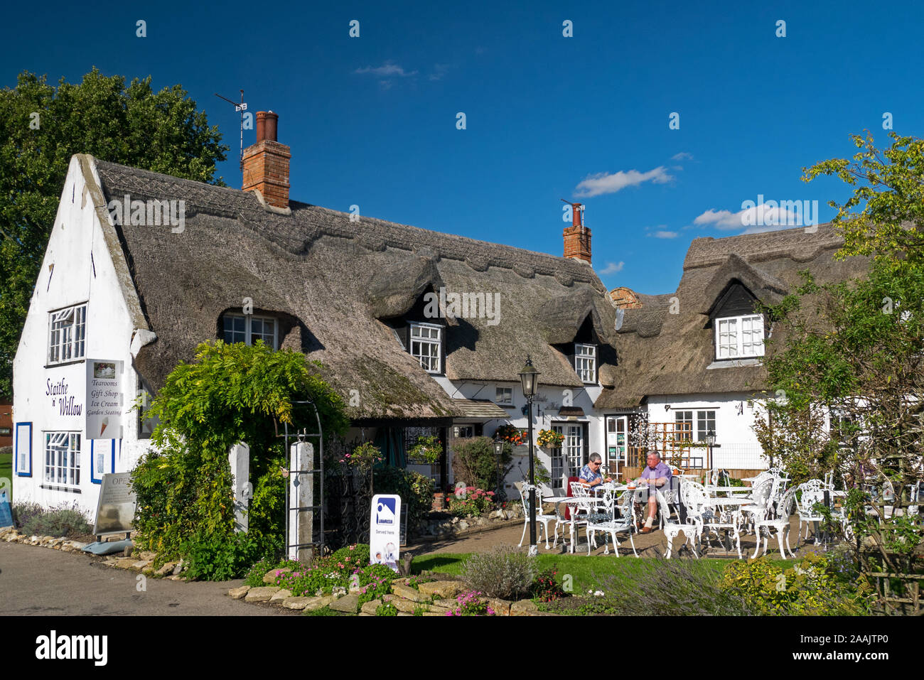 Thatched Tea Room With Alfresco Afternoon Teas In The Picturesque Norfolk Broads Village Of Horning Norfolk England Uk Stock Photo Alamy Thatched Tea Room With Alfresco Afternoon Teas In The Picturesque Norfolk Broads Village Of Horning Norfolk England Uk Stock Photo Alamy