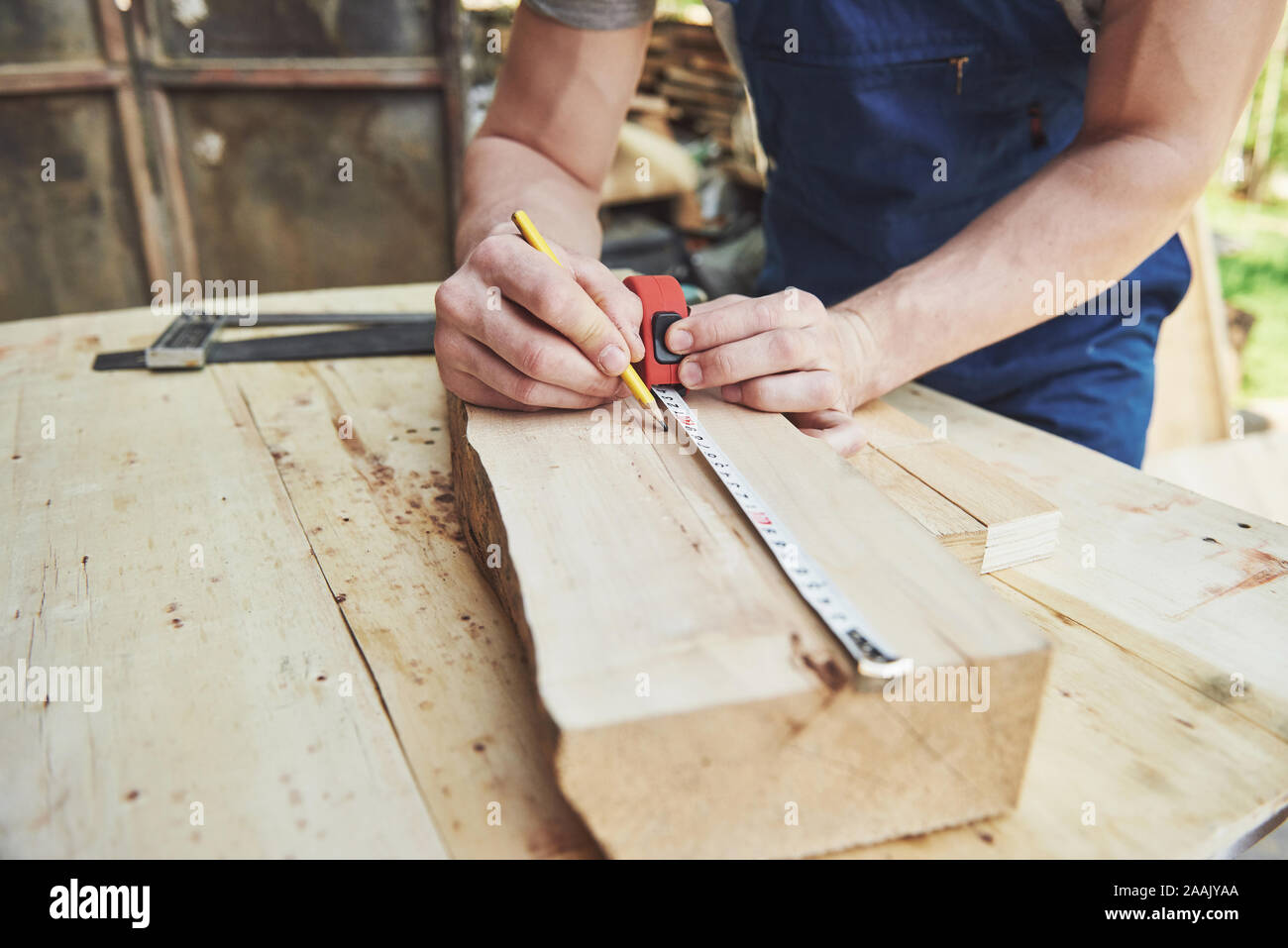 Человек который работает с деревом. Мужик работает с деревом. Человек работающий с деревом. Столяр с рубанком. Мужчина плотник.