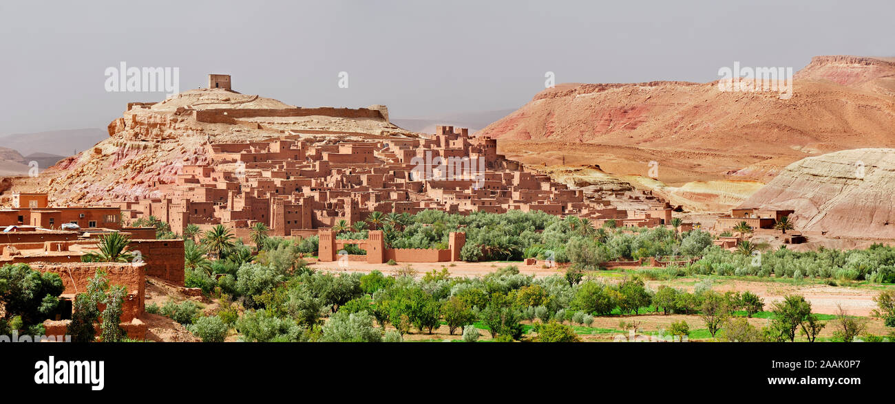 The historical fortified desert city (ksar) of Ait Benhaddou between the Sahara desert and Marrakech. A UNESCO World Heritage Site, Morocco Stock Photo