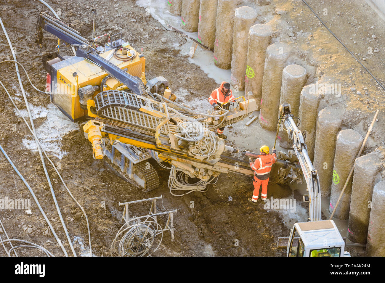 Wien, Vienna: Ankerbohrgerät (tieback drilling machine), pile wall, worker, construction site in , Wien, Austria Stock Photo