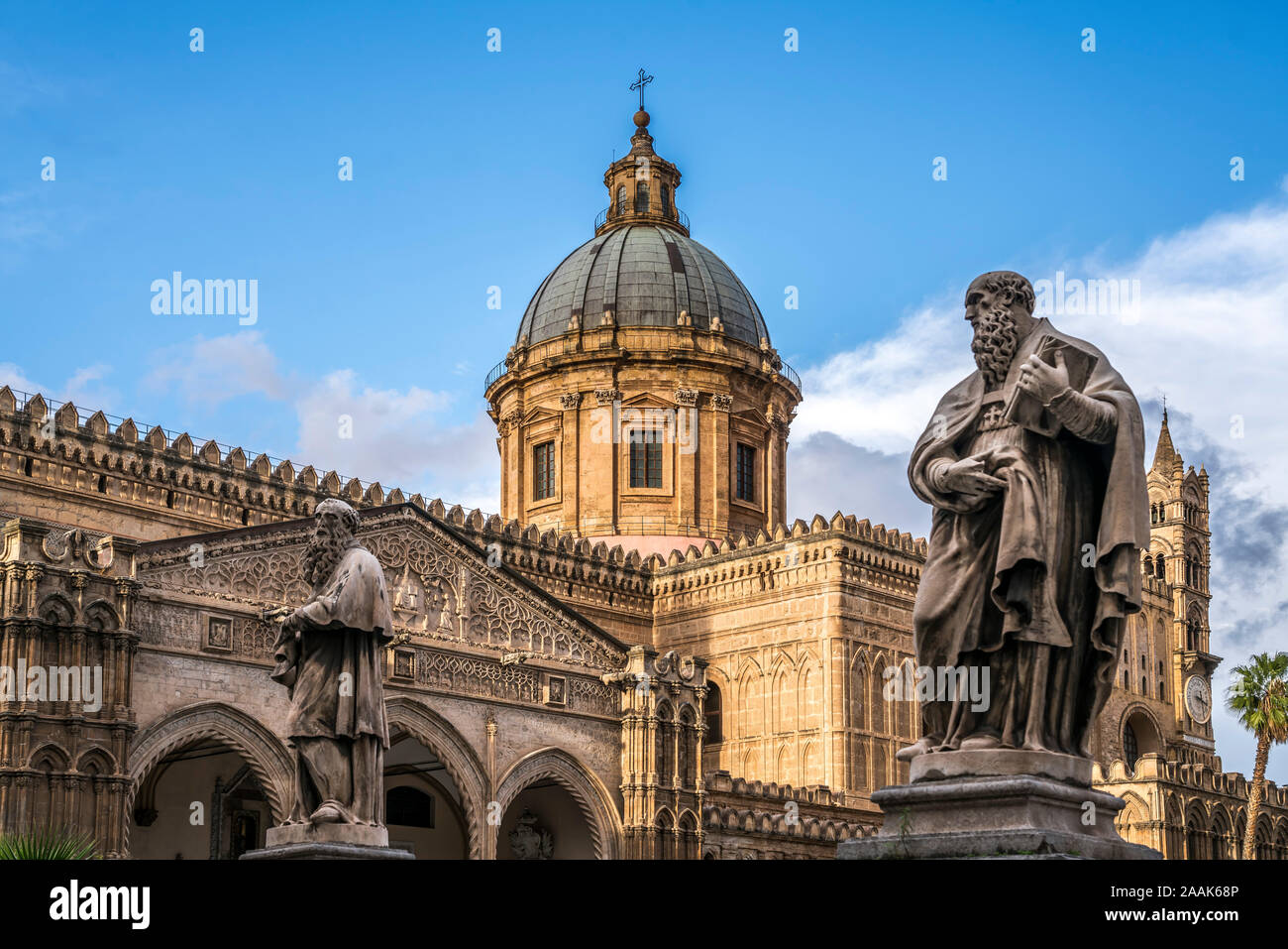 Statue des Schutzpatron Ambrosius vor der Kathedrale Maria Santissima Assunta,  Palermo, Sizilien, Italien, Europa  |  statue of the Patron saint Ambr Stock Photo