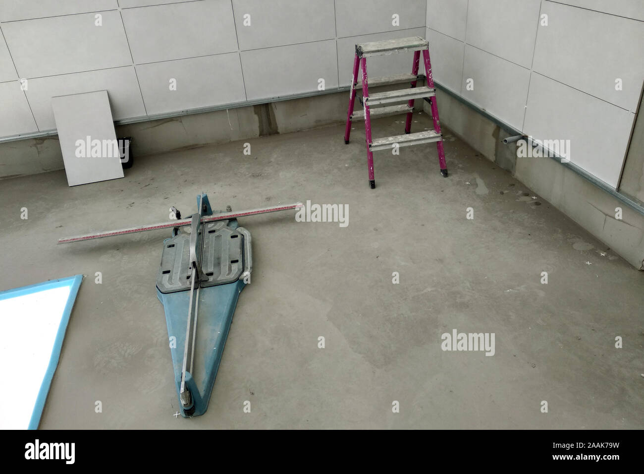 Wall ceramic tiles installation on mortar glue Stock Photo Alamy