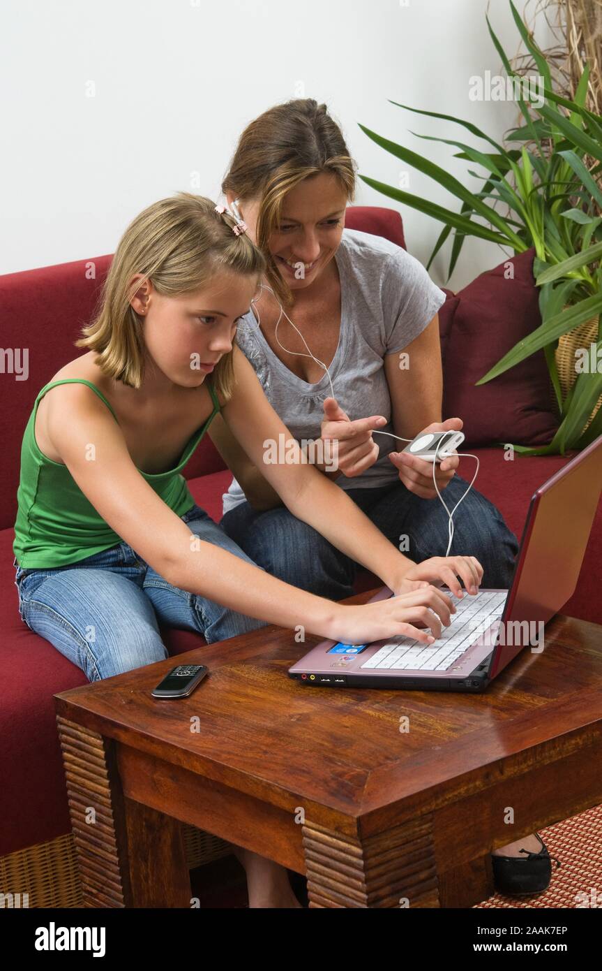 Mutter und Tochter mit Laptop und MP3-Player - Mother and daughter with laptop and MP3 player Stock Photo