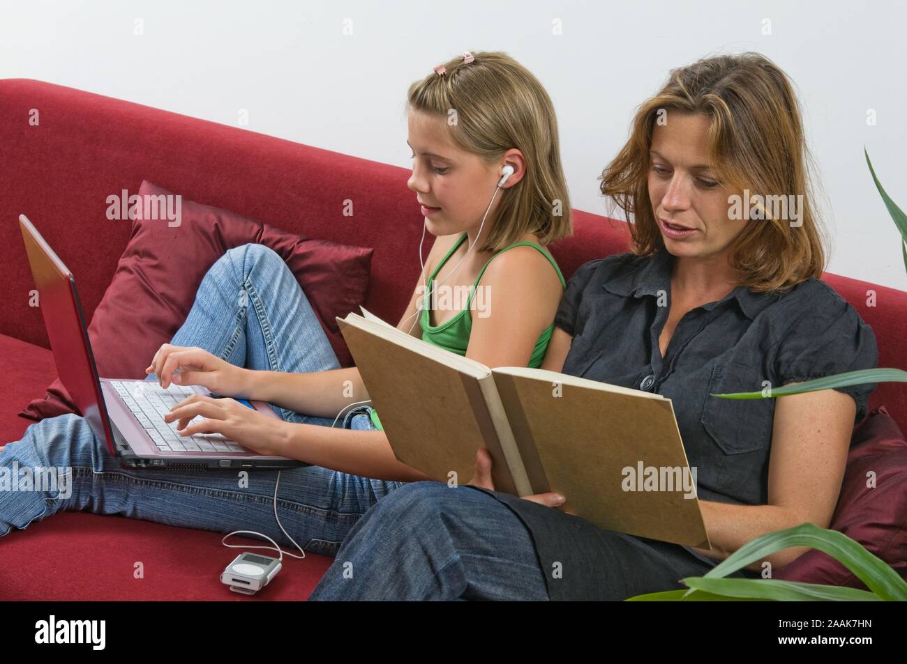 Mutter und tochter mit laptop hi-res stock photography and images - Alamy