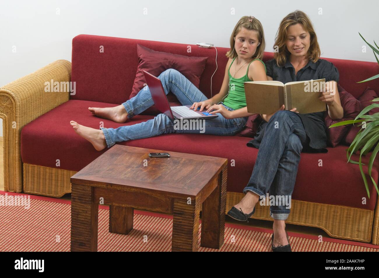 Mutter und tochter mit laptop hi-res stock photography and images - Alamy