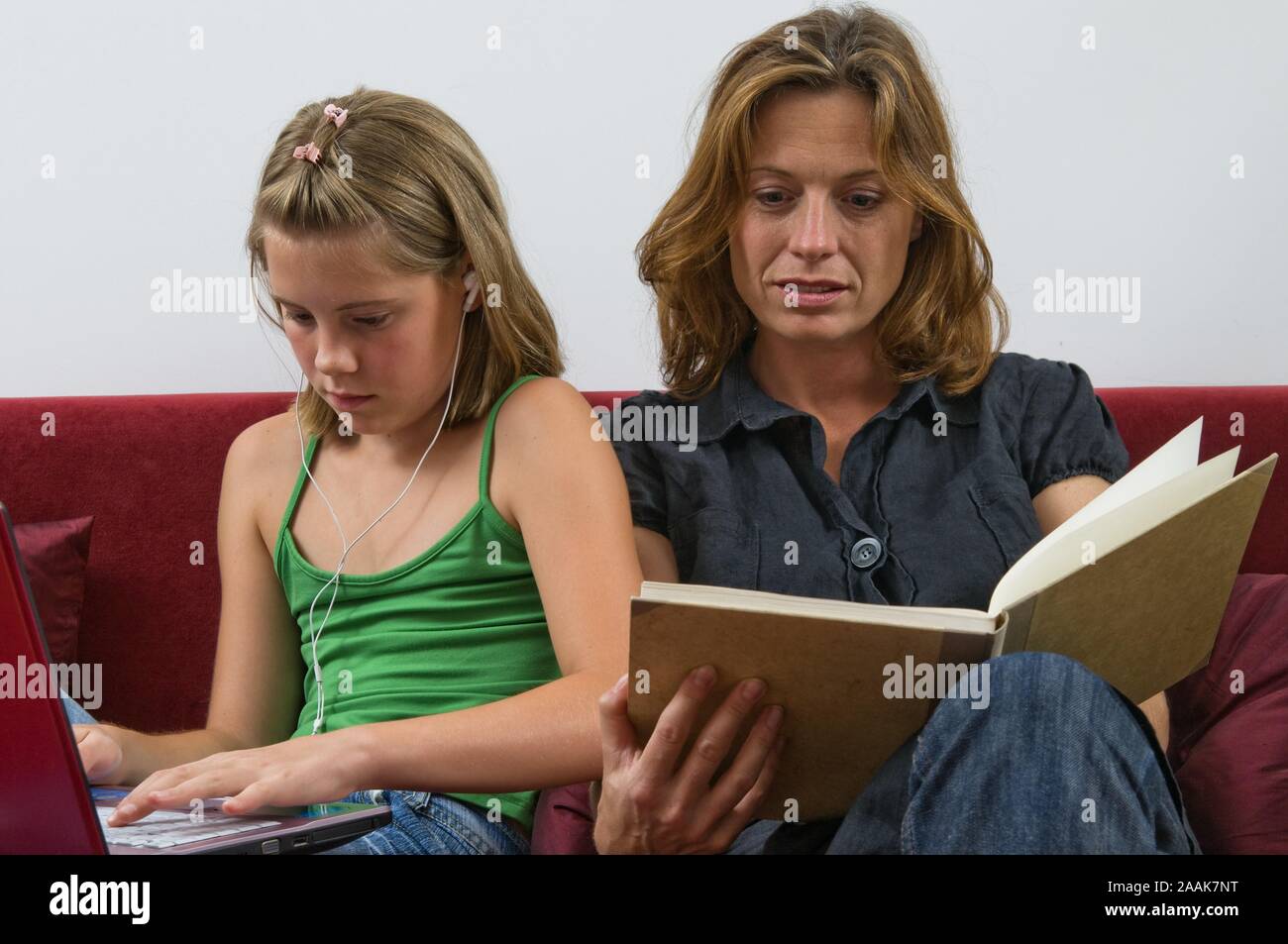 Mutter und tochter mit laptop hi-res stock photography and images - Alamy
