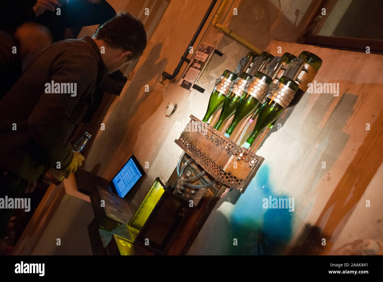 Wien, Roboexotica, Roboter mixen Drinks Stock Photo