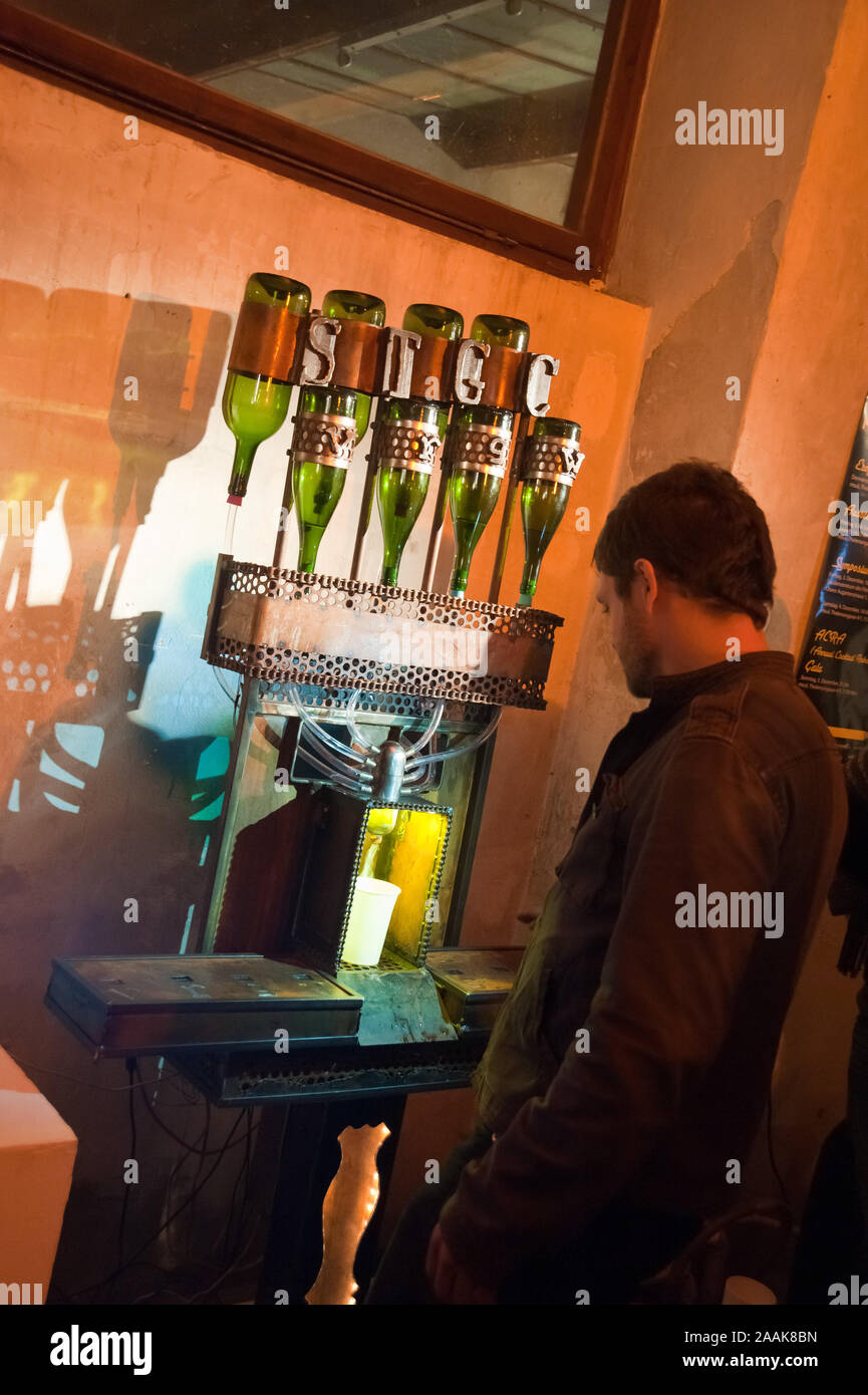 Wien, Roboexotica, Roboter mixen Drinks Stock Photo