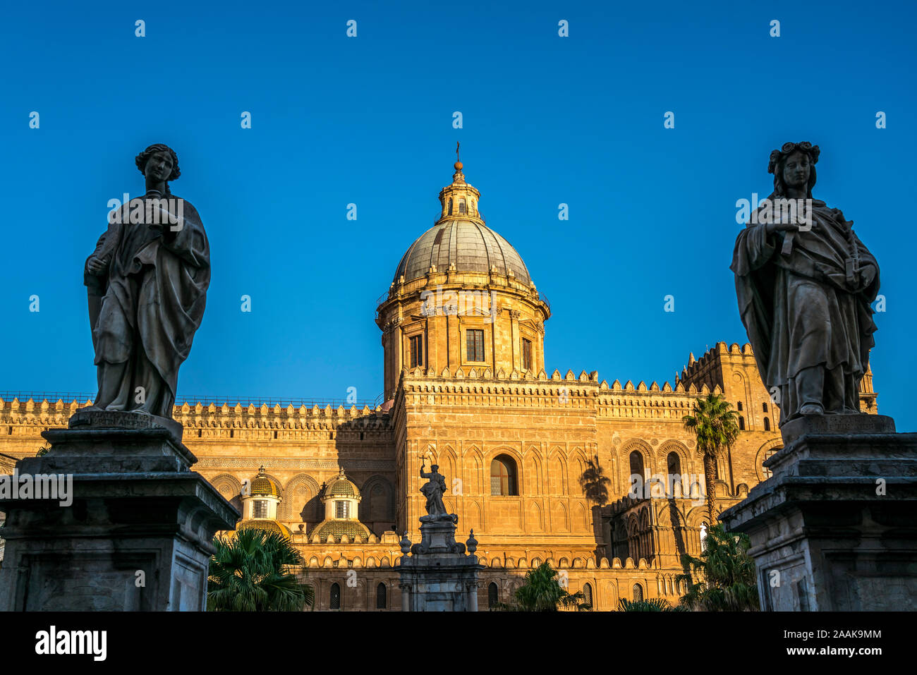 Statuen vor der Kathedrale Maria Santissima Assunta,  Palermo, Sizilien, Italien, Europa  |  statues  in front of  the Cathedral of the Assumption of Stock Photo