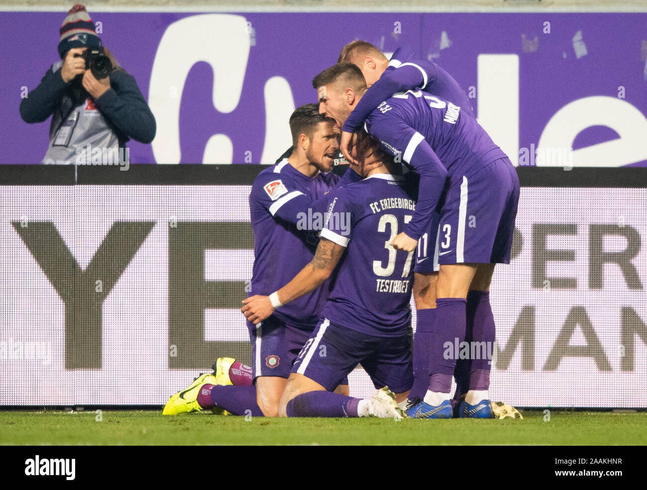 22 November 2019, Saxony, Aue: Soccer: 2nd Bundesliga, FC Erzgebirge Aue - FC St. Pauli, 14th matchday, in the Sparkassen-Erzgebirgsstadion. Aues Pascal Testroet (2nd from left) is cheered by his team-mates Dennis Kempe (l-r), Marko Mihojevic and Florian Krüger after his goal to 3:1. Photo: Robert Michael/dpa-Zentralbild/dpa - IMPORTANT NOTE: In accordance with the requirements of the DFL Deutsche Fußball Liga or the DFB Deutscher Fußball-Bund, it is prohibited to use or have used photographs taken in the stadium and/or the match in the form of sequence images and/or video-like photo sequences Stock Photo