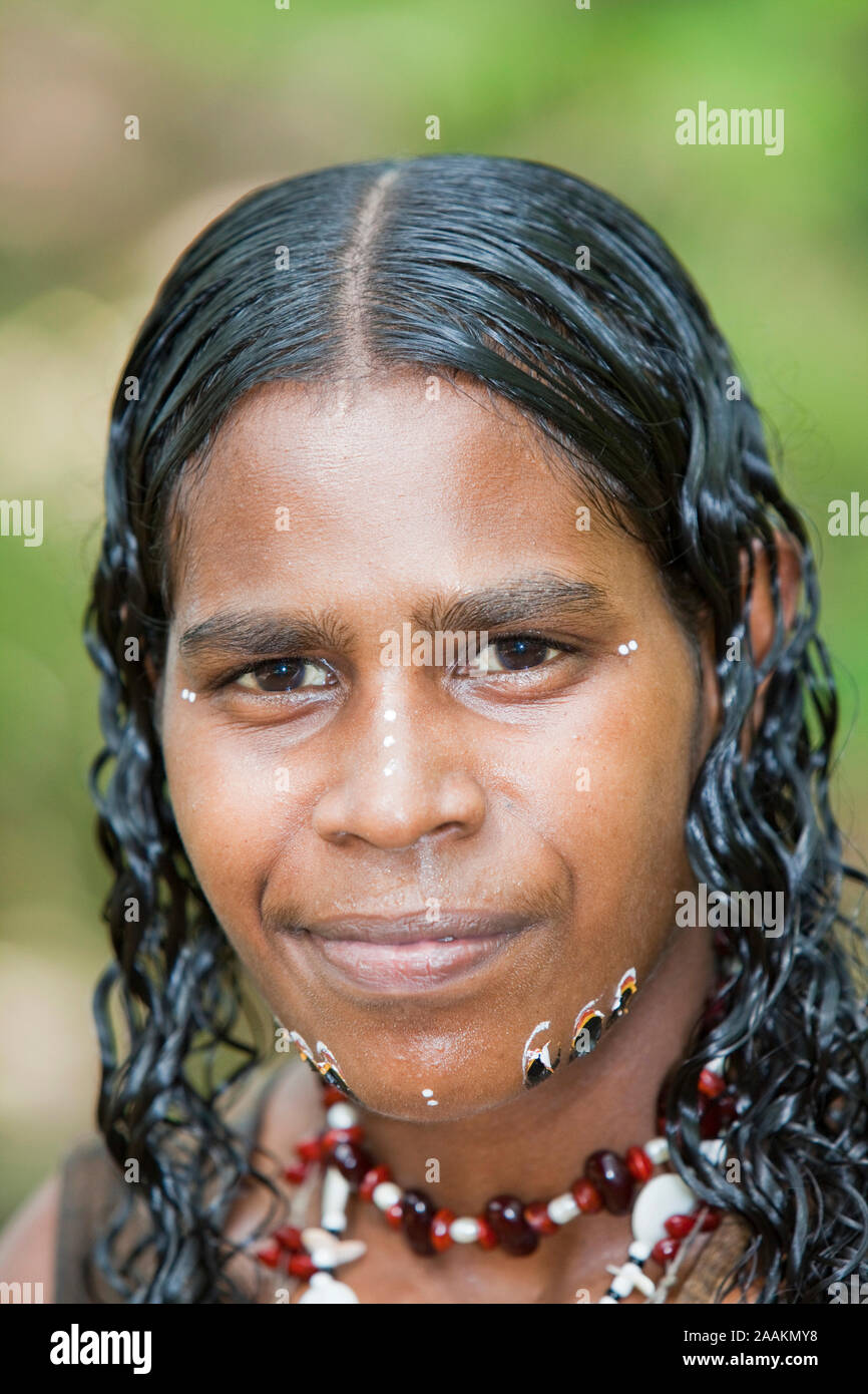 An aboriginal lady at the Tjapukai Aboriginal Park near Cairns, Queensland, Australia. Native Australians have been left with most of lan Stock Photo - Alamy