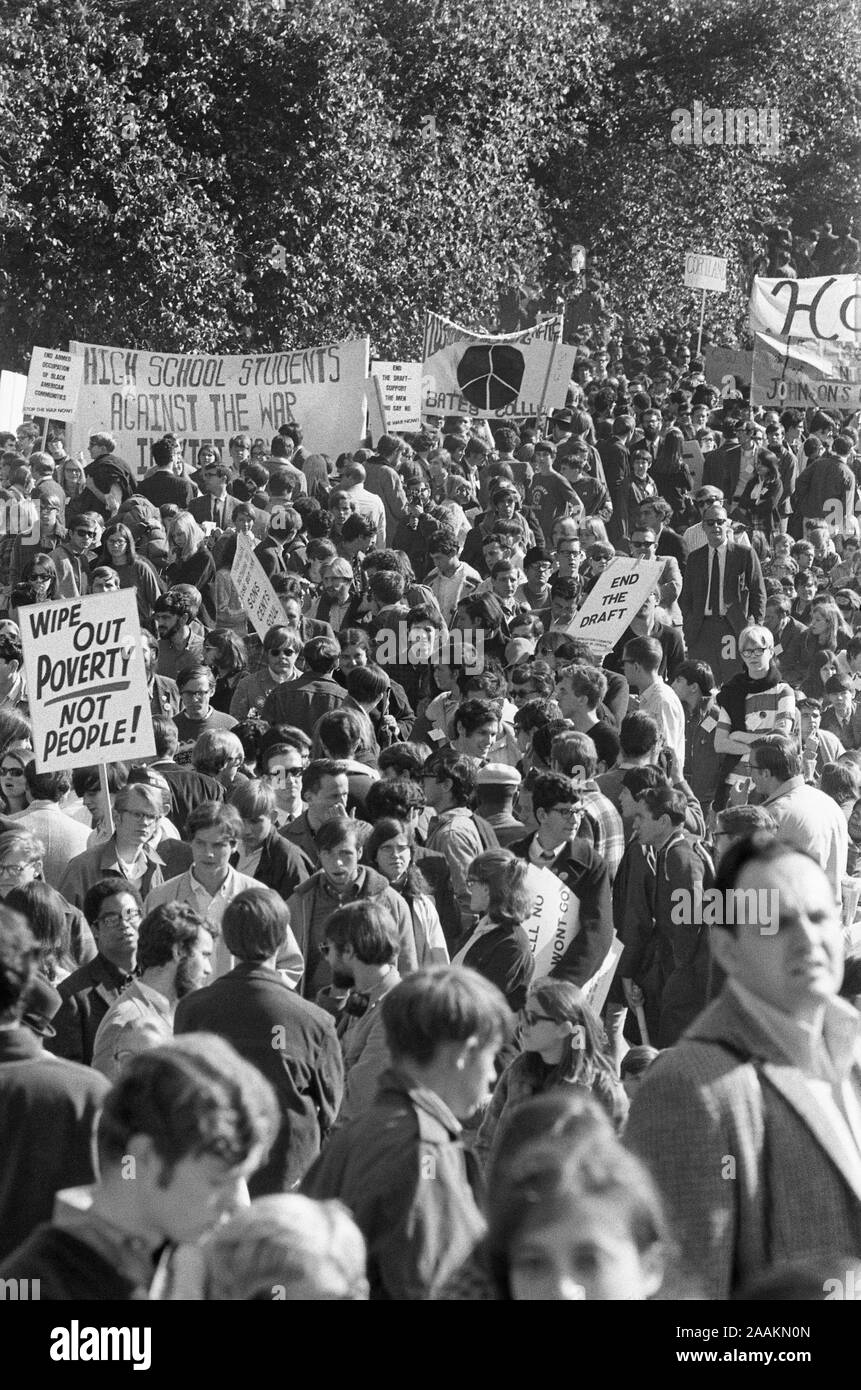 Large crowd at a National Mobilization to End the War in Vietnam direct action demonstration, Washington, D.C., USA, photograph by Warren K. Leffler, October 21, 1967 Stock Photo