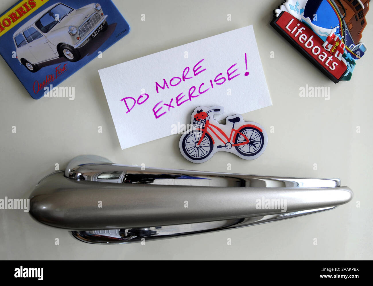 REMINDER NOTE ON FRIDGE DOOR READING DO MORE EXERCISE! WITH BICYCLE FRIDGE MAGNET RE HEALTH EXERCISE FITNESS OBESITY GETTING FIT WEIGHT ETC UK Stock Photo
