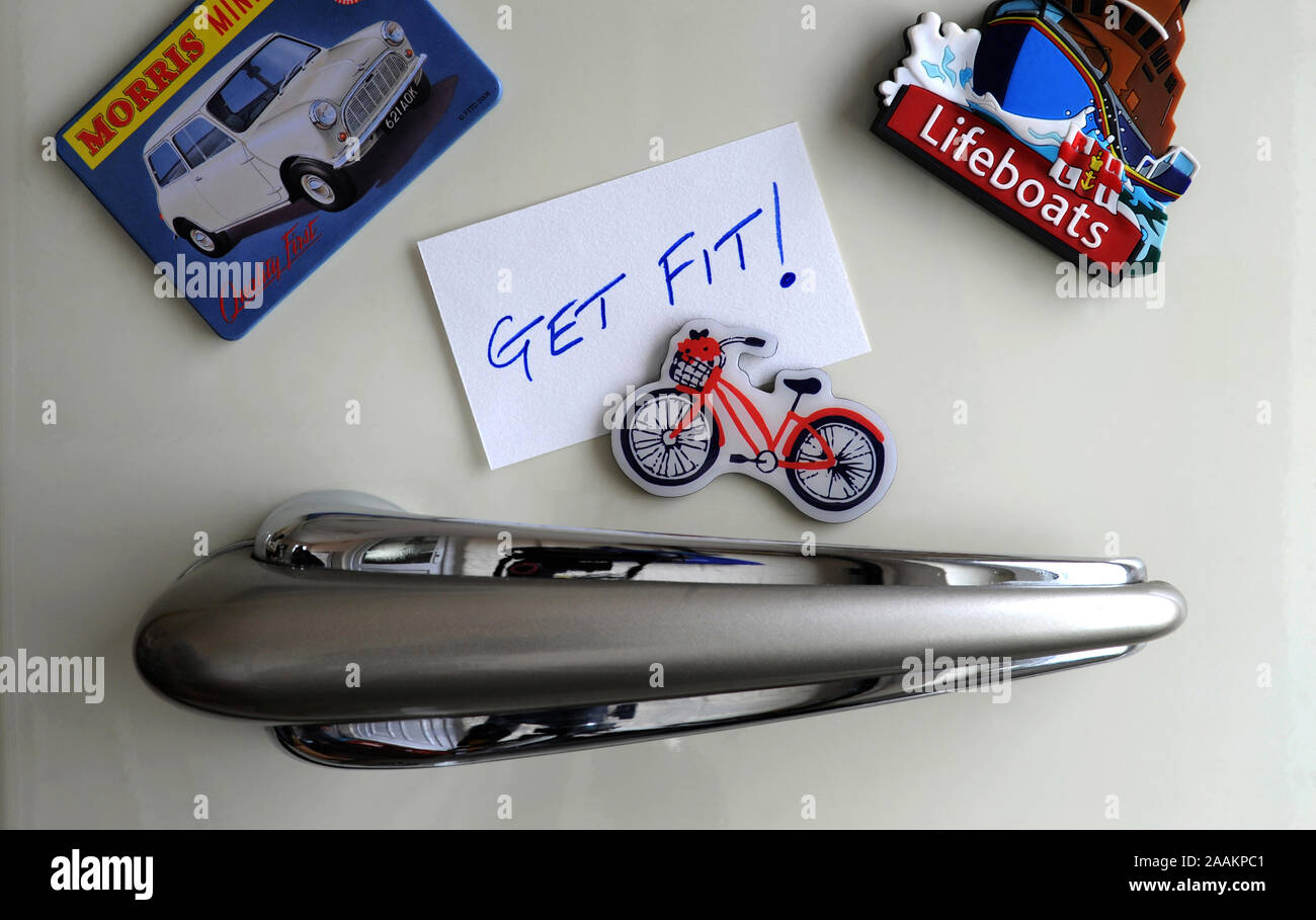 REMINDER NOTE ON FRIDGE DOOR READING GET FIT! WITH BICYCLE FRIDGE MAGNET RE HEALTH EXERCISE FITNESS OBESITY GETTING FIT WEIGHT ETC UK Stock Photo