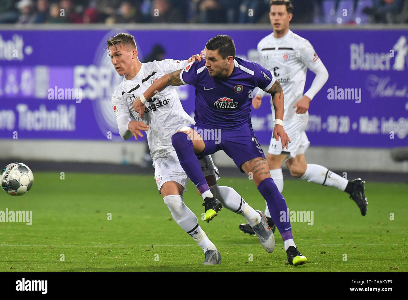 Viktor GYOEKERES (St.Pauli), action, duels versus Marko Mihojevic (Aue). Soccer 2. Bundesliga, 14.matchday, matchday14, Erzgebirge Aue-FC St.Pauli 3-1. on the 22.11.2019. ERZGEBIRGSSTADION AUE. DFL REGULATIONS PROHIBIT ANY USE OF PHOTOGRAPH AS IMAGE SEQUENCES AND/OR QUASI VIDEO. | usage worldwide Stock Photo