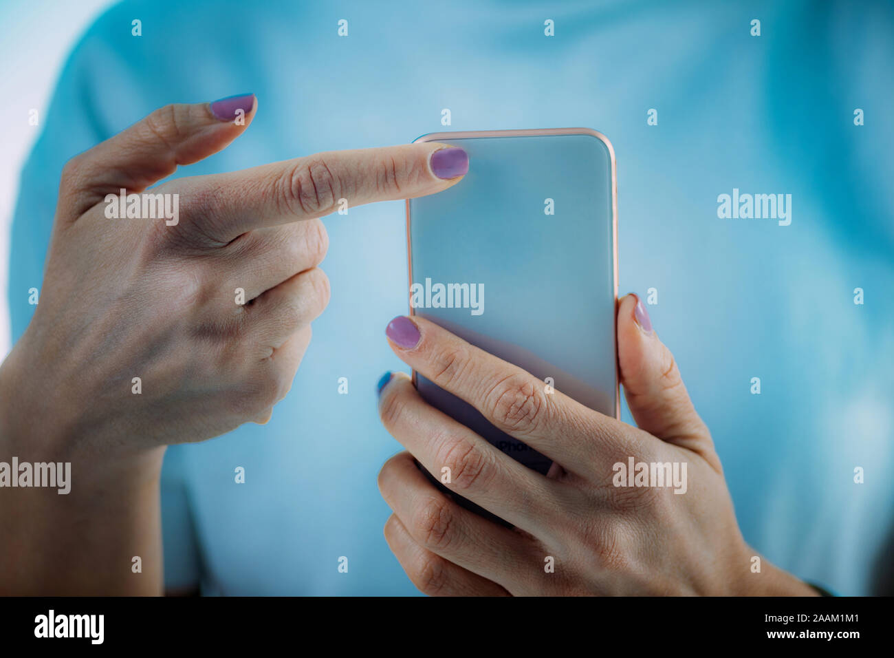 Modern woman using smartphone hi-res stock photography and images - Alamy